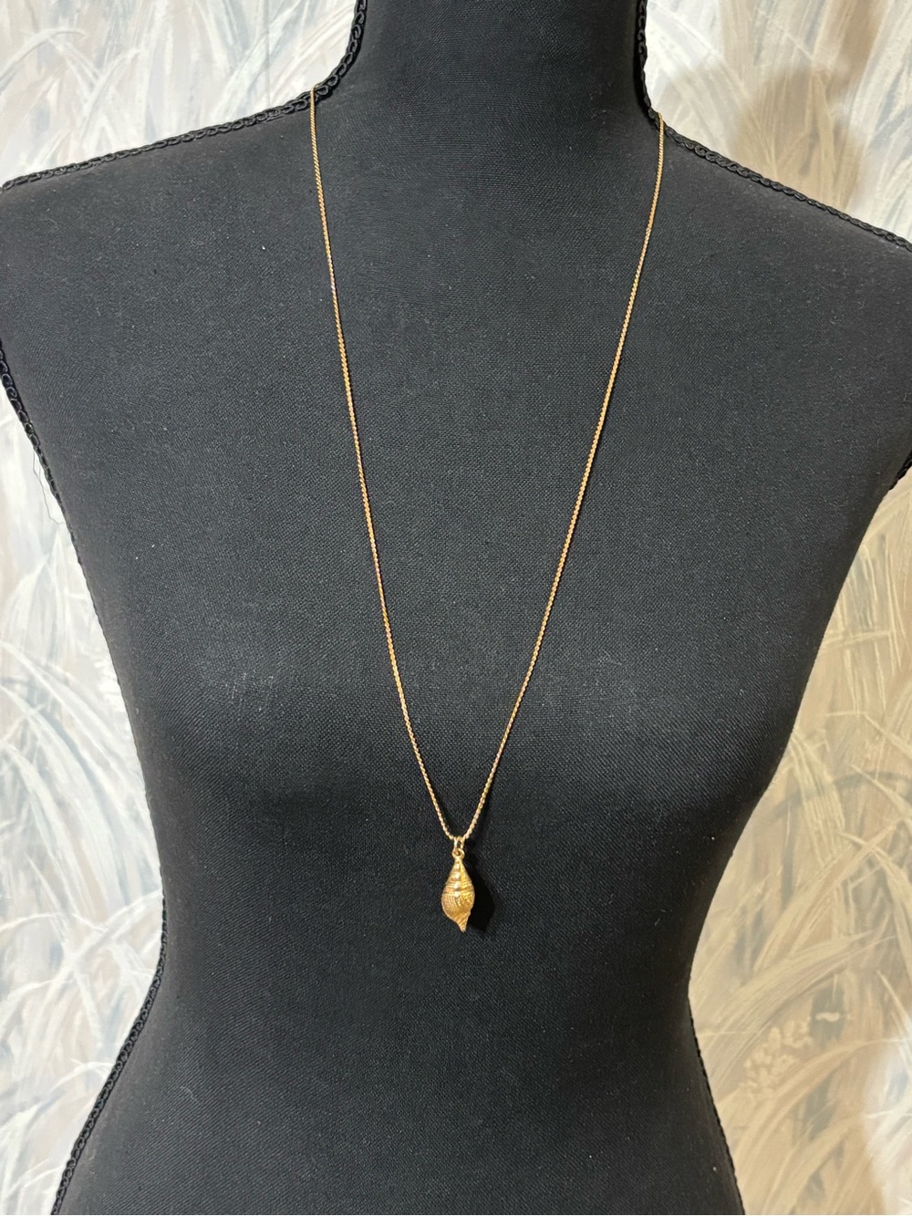 Sarah Coventry Gold Shell Pendant Necklace 30”